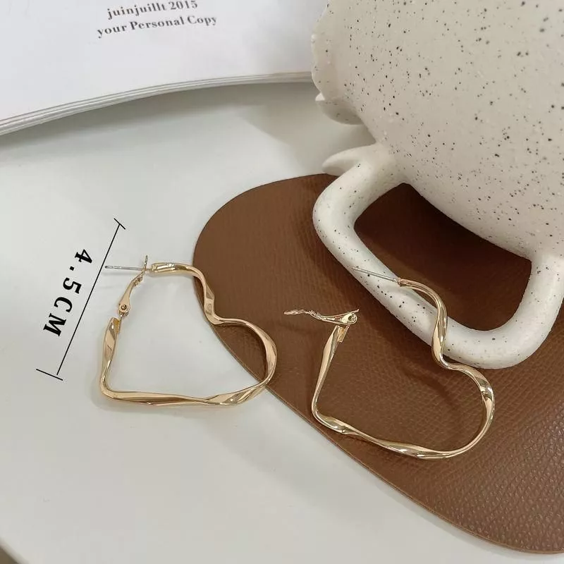 Twist Metal Heart Hoop Earrings for Women Golden Silver Color Hollow Out Big Love Earrings Brief Street Romantic Jewelry as Gift